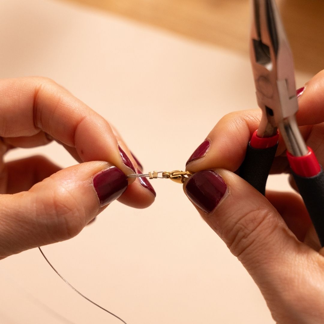 Comment fermer un bijou ? 3 techniques simples pour fixer un fermoir