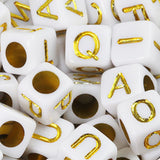 Perles en lettres dorées cubes mélangées fond blanc 6mm