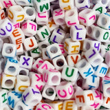 Perles en lettres multi cubes mélangées fond blanc 6mm