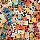 Perles en lettres multi cubes mélangées fond multi 6mm