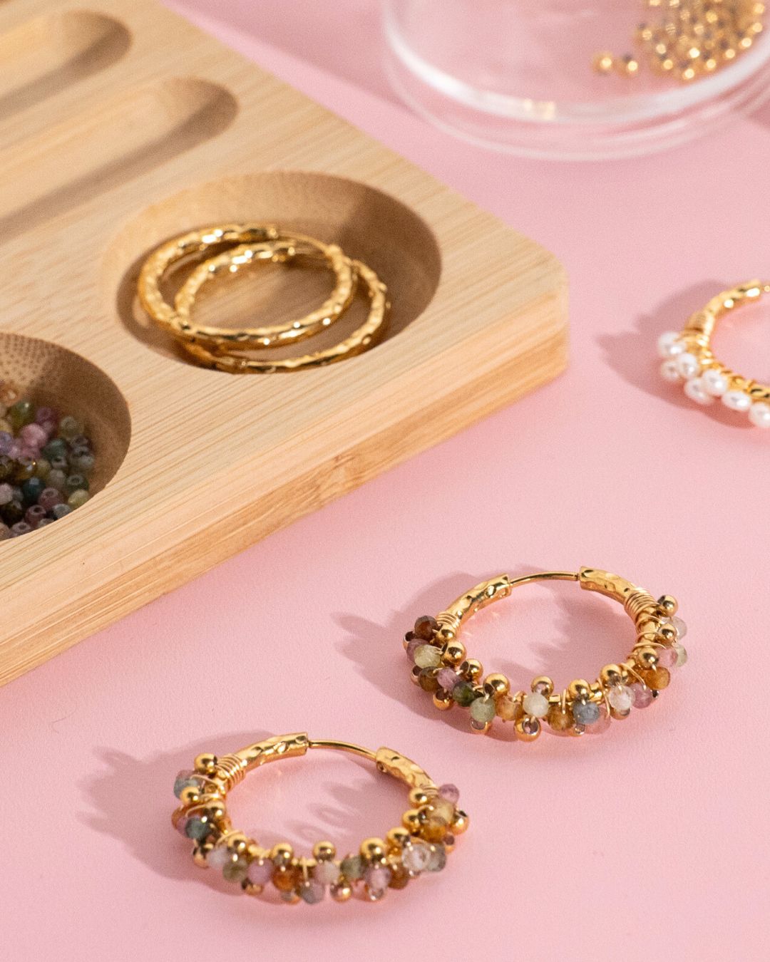 " Des bijoux faits main, des histoires uniques. Laissez votre imagination briller "